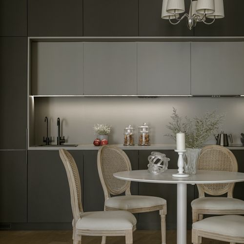 czarna zabudowa kuchenna z podświetlonymi wiszącymi szafkami