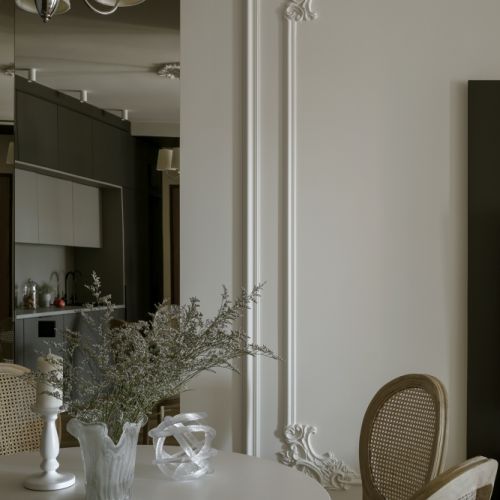 czarna kuchnia z górnymi szarymi szafkami w mieszkaniu 60 m2