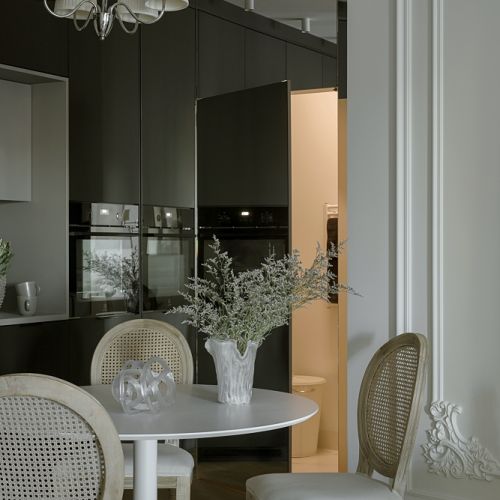 czarna kuchnia z jadalnią w mieszkaniu 60 m2