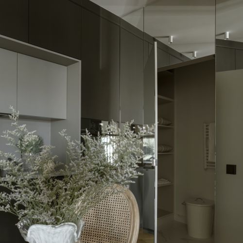 czarna kuchnia z jadalnią w małym mieszkaniu