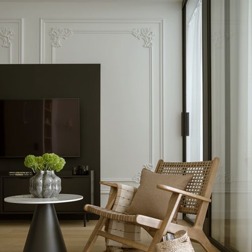 ściana tv z ciemnym panelem