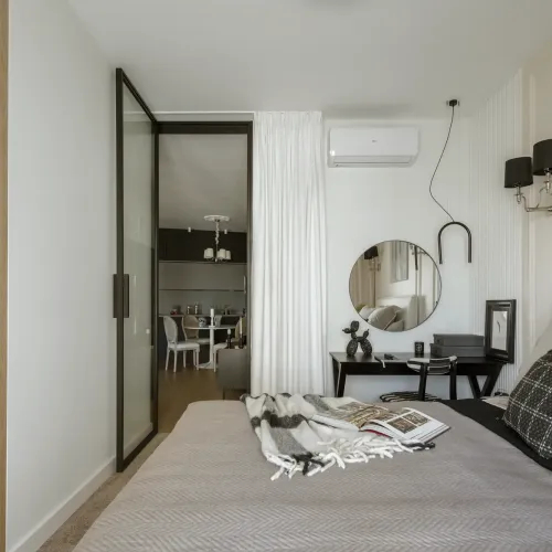 szaro beżowa sypialnia z czarnymi dodatkami