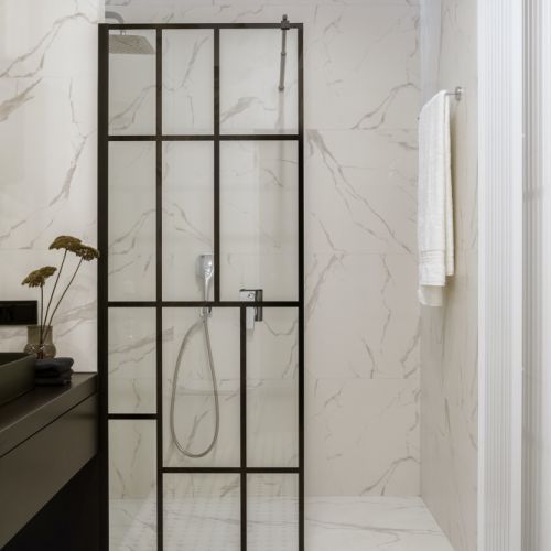 biało czarna łazienka z prysznicem