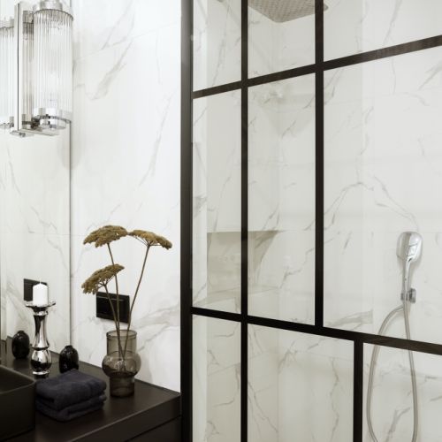 biało czarna łazienka z prysznicem