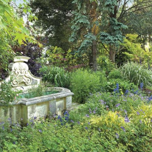 Aranżacja tego ogrodu sprawia, że nie starcza czasu, by opłakiwać przekwitające orientalne maki, bo już