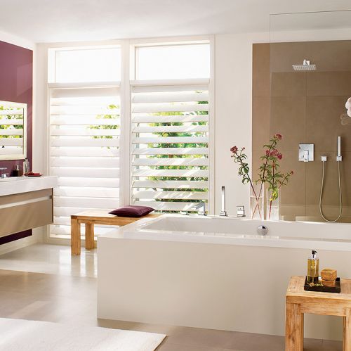 Aranżacja według marki Grohe. W nowocześnie urządzonym wnętrzu pojawiły się drewniane rustykalne elementy, Grohe.