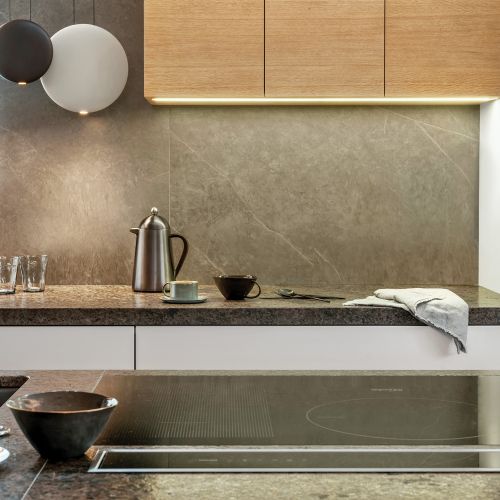 Praktycznie i przytulnie: podwarszawski dom w szarości, brązie i karmelu