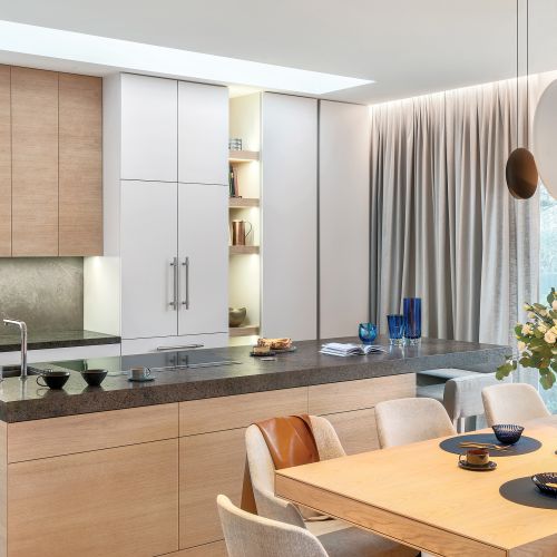 Praktycznie i przytulnie: podwarszawski dom w szarości, brązie i karmelu