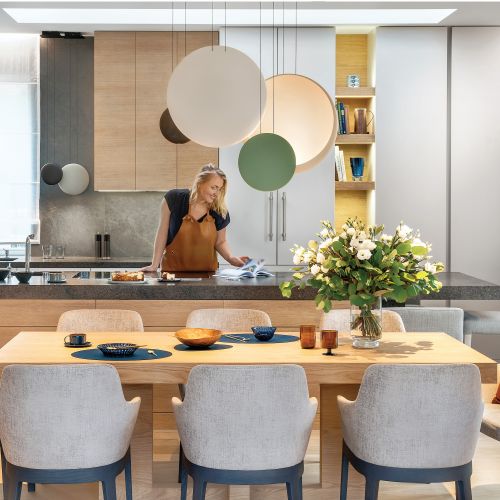 Praktycznie i przytulnie: podwarszawski dom w szarości, brązie i karmelu