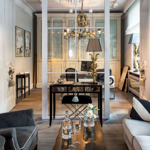 Architektka ceglaną ścianę między salonem a gabinetem zamieniła na przeszkloną i od razu zrobiło się lżej.