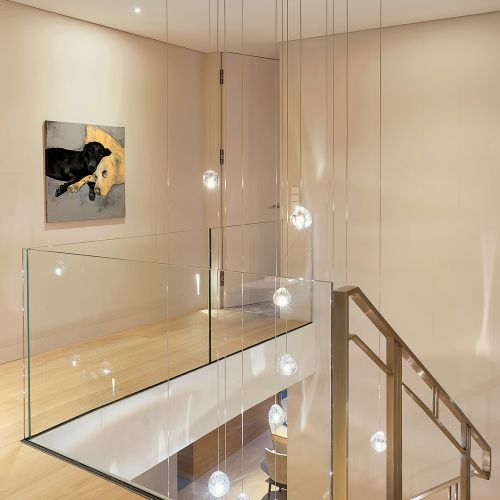 Praktycznie i przytulnie: podwarszawski dom w szarości, brązie i karmelu