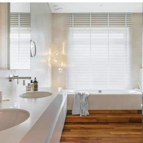 Praktycznie i przytulnie: podwarszawski dom w szarości, brązie i karmelu