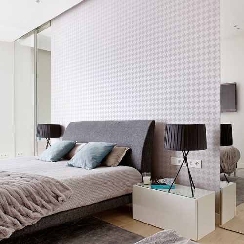 Architektka ustawiła lampy marki Prandina, Łóżko jest z firmy NAP. Do kompletu futrzany pled z Home Sweet Home i