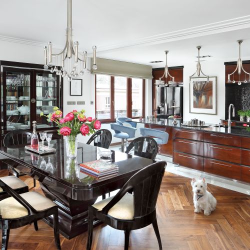 Art déco nie musi być geometryczne jak w Empire State Building. Może iść w kierunku glamour. Meble mają wtedy