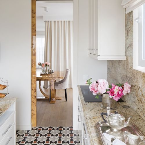 Marzyli o kameralnym budynku wśród zieleni, koniecznie na Ursynowie. Znaleźli i urządzili w stylu art deco.