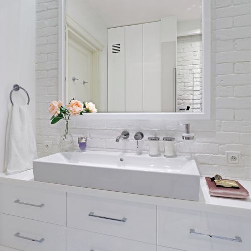 Ściana wyłożona sztuczną cegłą pomalowana farbą basenową marki California Paint. Sprawdza się więc nawet pod