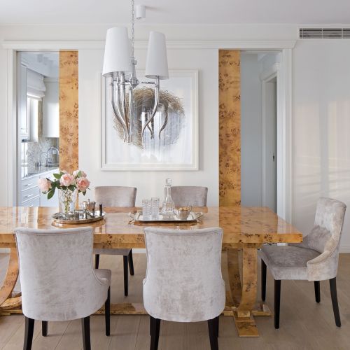 Marzyli o kameralnym budynku wśród zieleni, koniecznie na Ursynowie. Znaleźli i urządzili w stylu art deco.