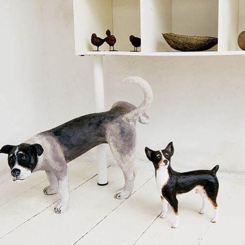 Artysta najchętniej rzeźbi ratlerki, bo mają mnóstwo wdzięku.