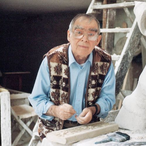 Artysta zwykle zaczyna pracę od zrobienia małych szkiców w glinie i gipsie.