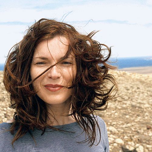 Artystka dyskretnie wyszukuje na ulicach ludzi zapatrzonych, zamyślonych, sięga po aparat, robi zdjęcia, a potem maluje.