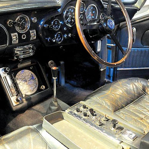 Aston martin to przedmiot masowego pożadania. Takim samochodem jeździł James Bond.