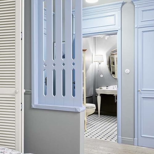 Ażurowa ścianka to pomysł stolarskiej firmy arino house – nawiązuje do balkonowej balustrady. Drzwi wydają