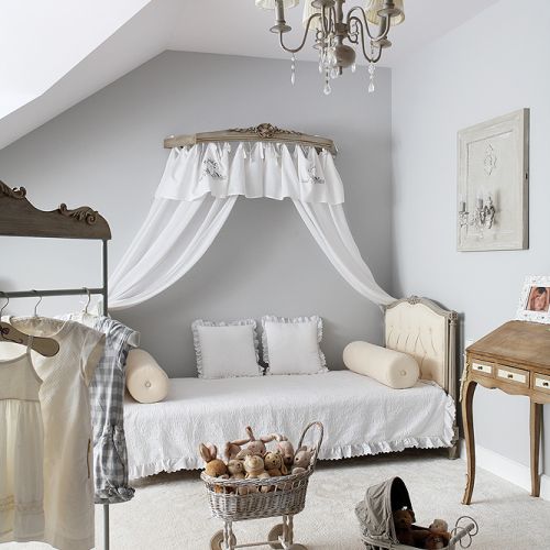 łóżko z baldachimem