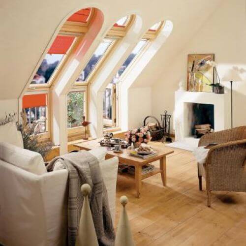 Balkon również na poddaszu. Okna pionowe połączono z połaciowymi, dzięki czemu można swobodnie wyjść na taras. Cena - 7250