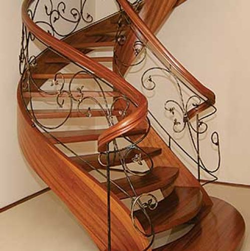 Balustradę dębowych schodów wykonano z ręcznie kutych elementów. SCHODY WŁODARCZYK