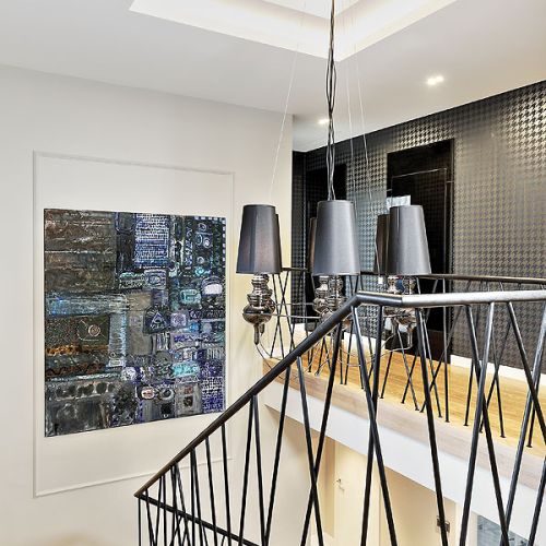 Schody mają oryginalną graficzną balustradę, którą właścicielka podpatrzyła na jednym z osiedli krakowskich.