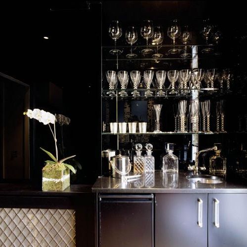 Bar zabudowany czarnymi lustrami. W bieli i lustrach