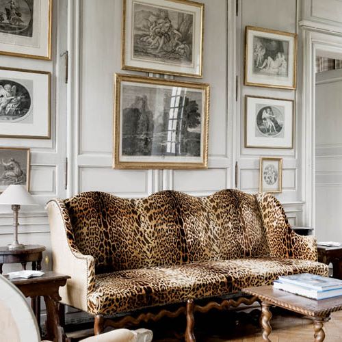 Bardziej oficjalna część salonu - z obitą panterką ławą i krzesłami.