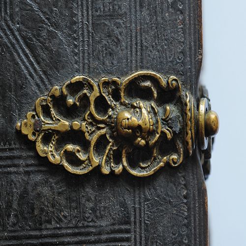 Barokowe zapięcie na oprawie Biblii z pocz. XVIII wieku, zbiory Biblioteki Elbląskiej, sygn. 281266.