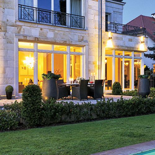 Basen jest oddzielony od tarasu niskim żywopłotem.