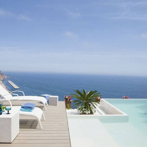 Basen sprawia wrażenie jakby wpadał do morza.