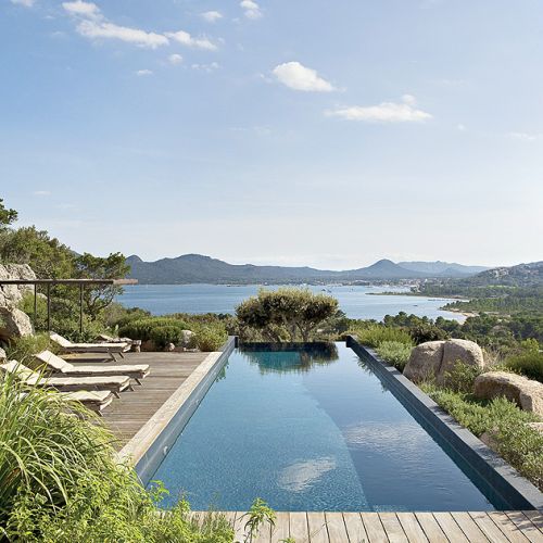 Basen z widokiem na morze zbudowany jest z betoni i żywicy. Leżaki od włoskiej marki Unopiu.