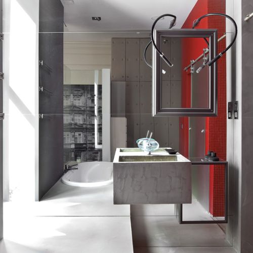 Bateria umywalkowa - Hansa, prysznicowa od Hansgrohee. Zabawne kinkiety Snake to marka Fabbian. Pod prysznicem