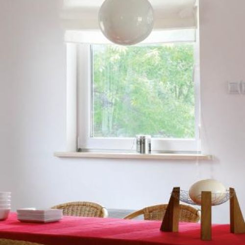 Bawełniana czerwona narzuta na łóżko świetnie udaje obrus.