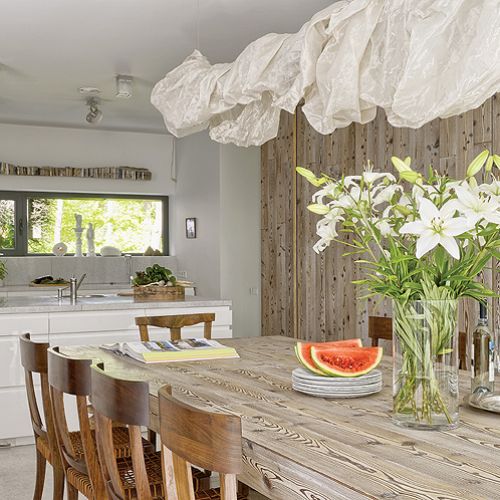 Belka nad oknem nie jest wcale dziełem sztuki tylko pozostałościa po remoncie, który prezentuje się nadzwyczaj interesująco.