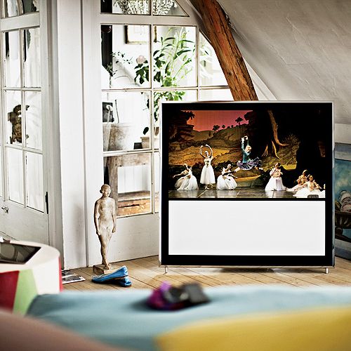 BeoVision 10 z 2010 roku. Obydwa telewizory zaprojektował David Lewis dla marki Bang Olufsen