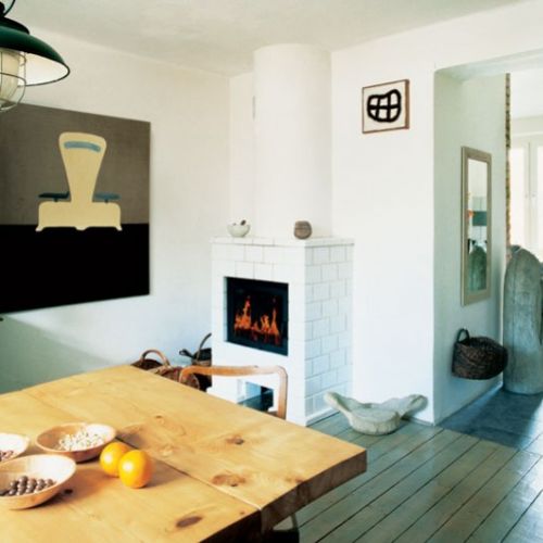 Bettina nade wszystko ceni prostotę. Dlatego ściany pomalowali najtańszą farbą, żeby ich biel nie raziła,