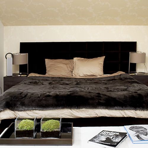 Beż, biele i szarość to idealne tło dla minimalistycznych mebli.