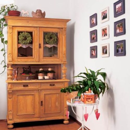 Bez wątpliwości można uznać drewniany kredens za dekoracje wnętrza.