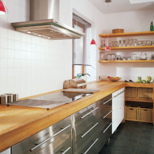 Bez zbędnych ozdób, tylko szlachetne materiały - stal i drewno.