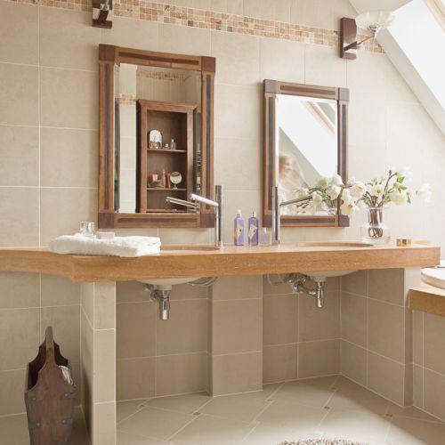 Beże i brązy, solidne dębowe meble i obraz z zabytkowym sportowym samochodem. Klasyka w najlepszym stylu.