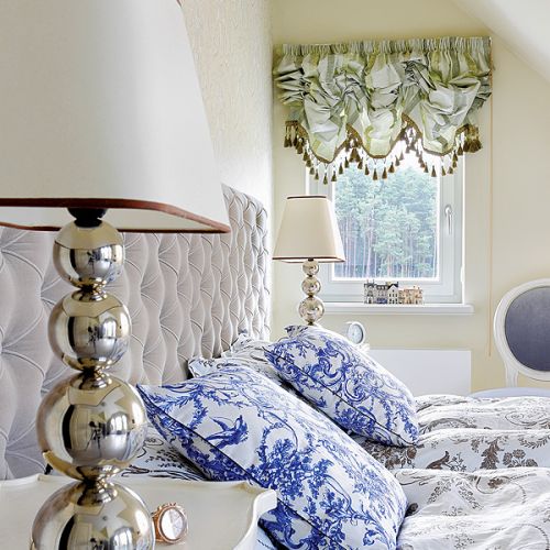 Beże, zieleń i kobalt. Tapeta nad łóżkiem, Eijffinger. Żyrandol - Lopez de Hierro, lampki na stolikach - Aimbry.