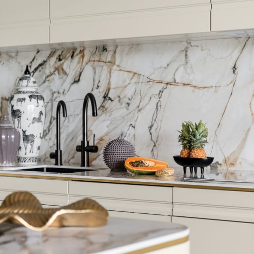 beżowa kuchnia z czarnymi i złotymi dodatkami