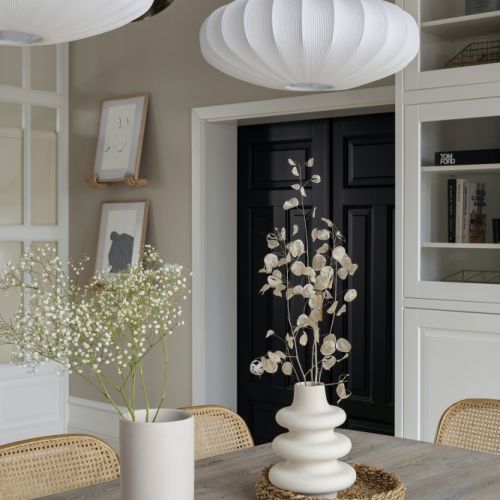 beżowy salon z naturalnymi dodatkami