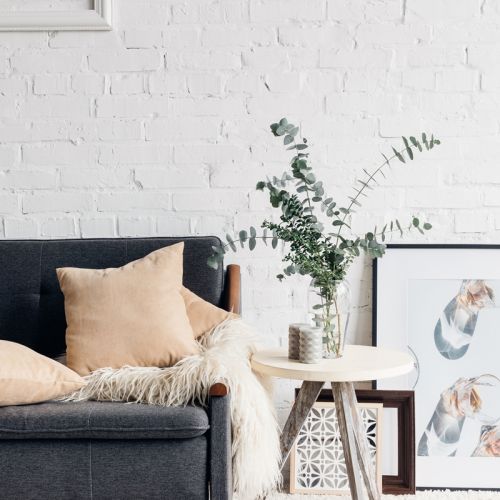 biała cegła w pokoju