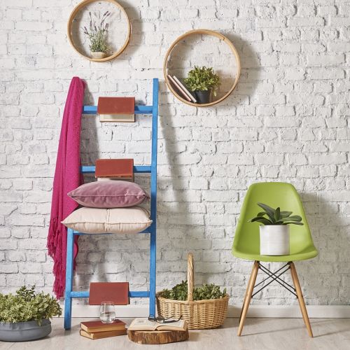 ściana z białej cegły w salonie